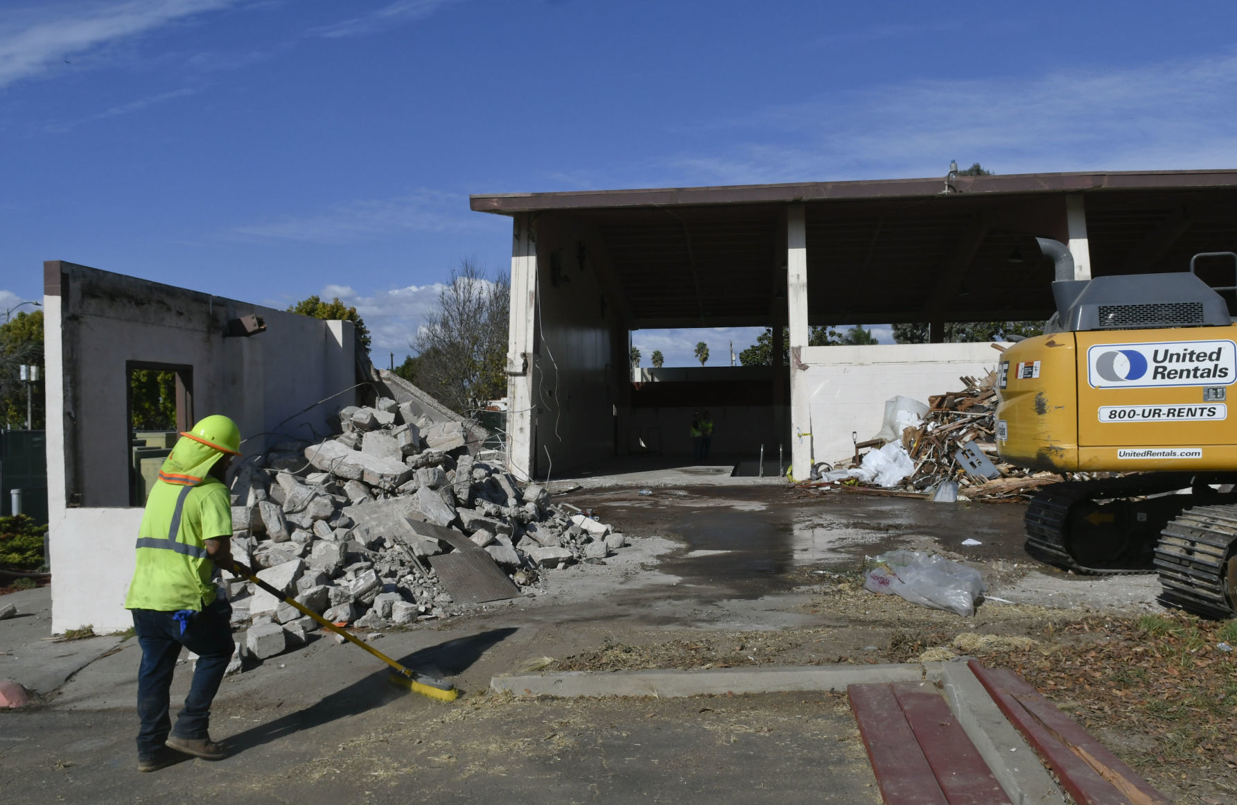 112219 Lompoc pool demolition 06.jpg